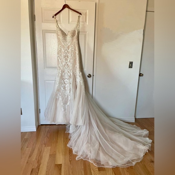 Essence Bridal Collection; Ivory w blush tone underneath;size 4-6(Bride size 10) - Picture 5 of 10